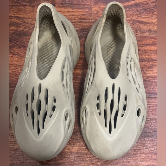 Yeezy Foamrunner Stone Taupe - Picture 2 of 6